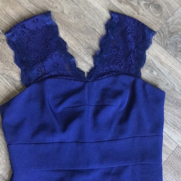 Adrianna Papell | Lace illusion sleeveless Deep V neck. Size 8 - Picture 2 of 6